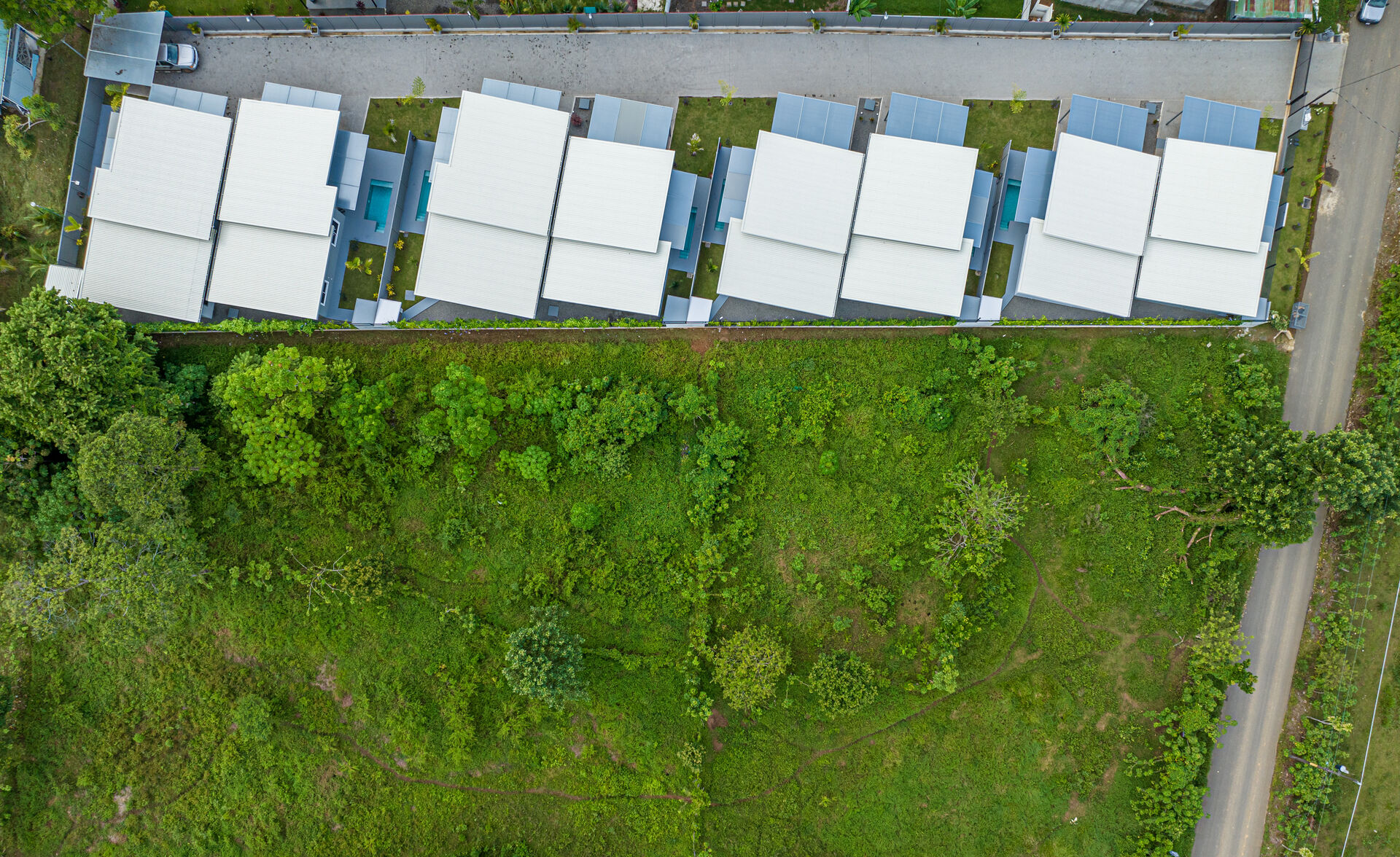 Vista aérea de las casas de Casa Mar y su jardín común en Uvita, Costa Rica